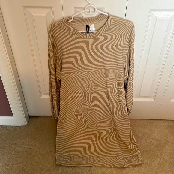 H&M Dresses & Skirts - H&M sweatshirt dress tan and cream